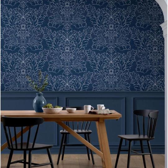 sotetkek alapu feher damaszt mintas elegans tapeta villa lakas etterem nappali haloszoba etterem skandinav klasszikus stilus.jpg